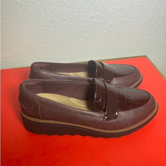 Clarks Womens Loafers Shoes Purple Leather Comfort Slip On Size 7.5 WIDE - Picture 3 of 8